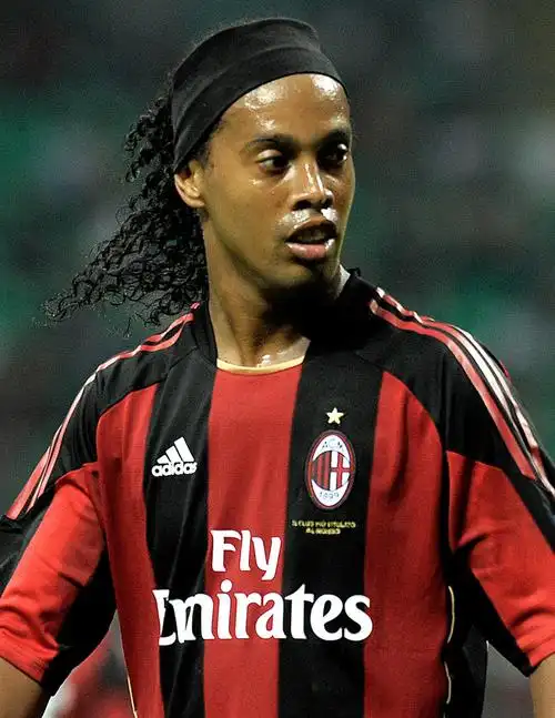 球迷翘首以 球迷翘首以